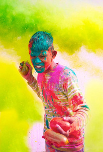 节日 古拉尔 庆祝活动 颜色 衣服 小孩 气球 面对 胡里