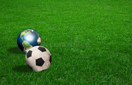 绿草地上的足球和地球