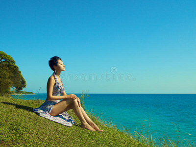 海滩上美丽的年轻女子