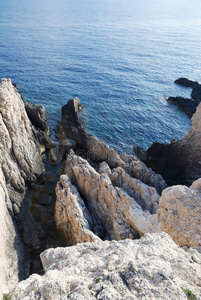 尖锐的岩石和海洋