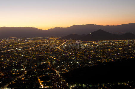 夜晚的城市，群山之中