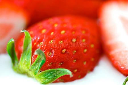 鲜草莓切块特写镜头