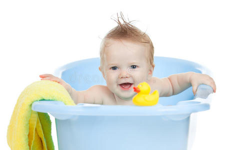 可爱的宝宝在蓝色浴缸里洗澡