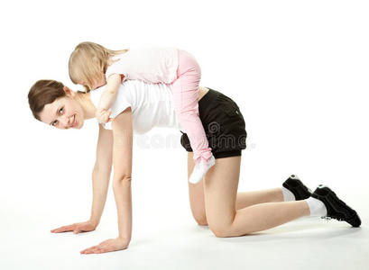 年轻的母亲和女儿在做运动
