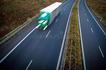 公路交通运动模糊卡车