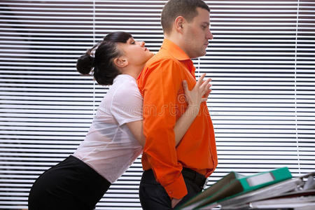 热情拥抱同事照片