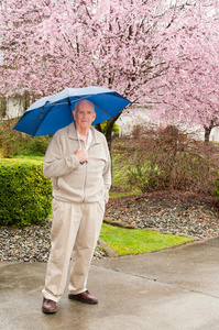 雨中撑伞的成熟男人图片