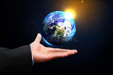 上帝之手握着闪耀的大地照片