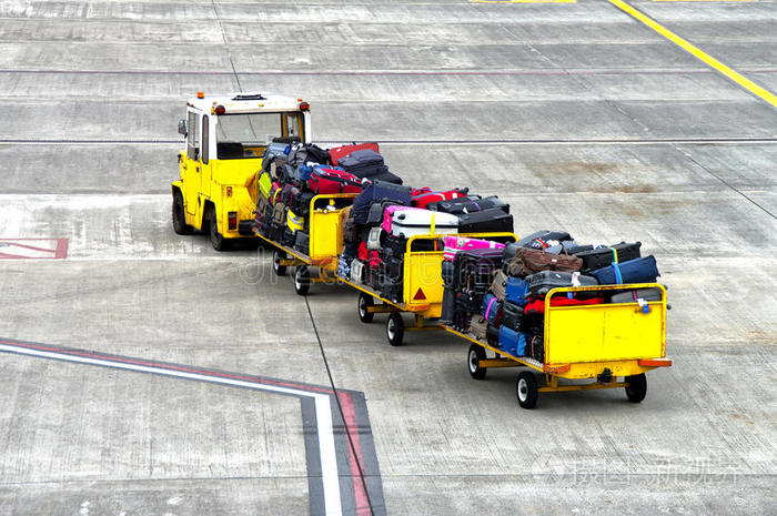 机场航站楼的行李车