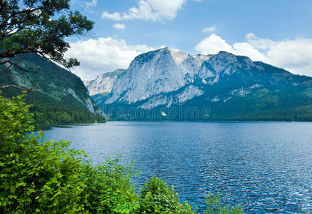 高山夏日湖景