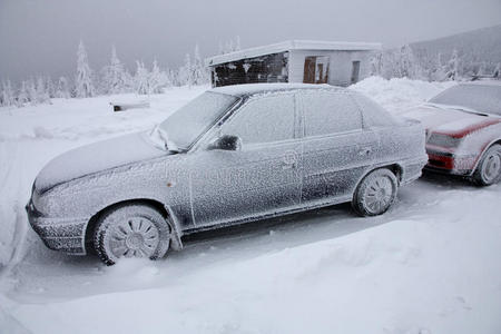 冰雪覆盖的冰冻汽车