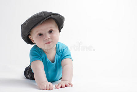 戴帽子的男婴