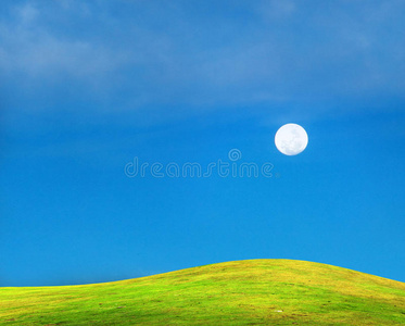 草地上有天空和月亮