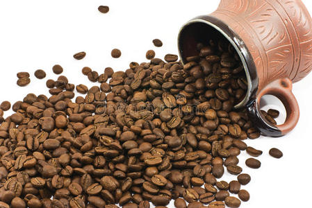 装满咖啡豆的棕色陶瓷咖啡杯