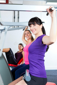 在健身房进行力量或运动训练的人
