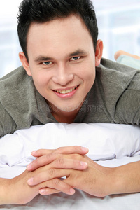 躺在床上微笑的男人