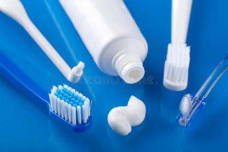 各种牙刷和牙膏