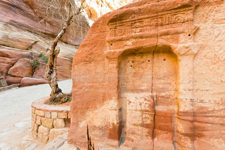 古壁龛在锡克峡谷的墙上，佩特拉，