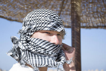 戴阿拉伯围巾的年轻人