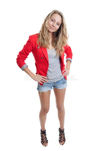 穿红色夹克和短牛仔裤的女人