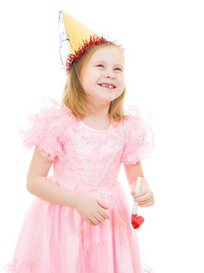 一个穿着粉红色连衣裙戴着节日帽的女孩在笑