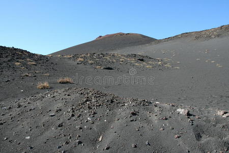 埃特纳山顶的火山土壤和天空