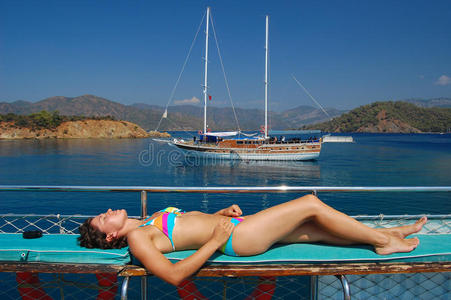 土耳其游艇上休息的年轻女子