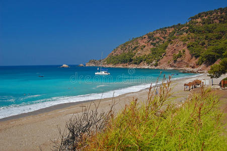 停泊在土耳其美丽海滩的双体船