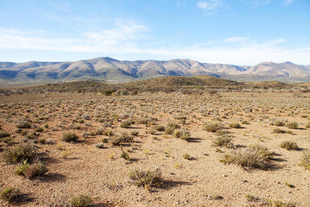 群山蓝天的半荒漠地区照片
