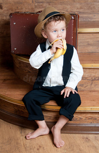带香蕉的可爱小男孩。