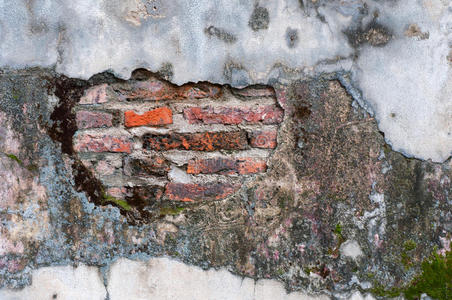 肮脏的旧砖墙碎片