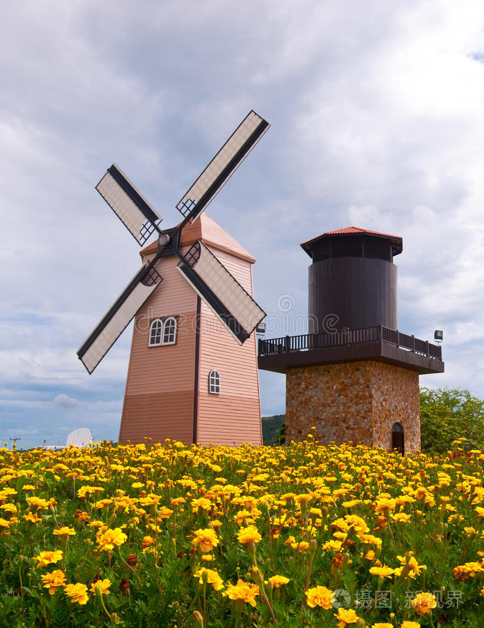 法国普罗旺斯典型的乡村景观田野里的旧风车风车后面的蓝天老磨坊景观