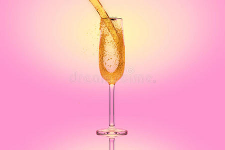 粉红色背景的香槟酒