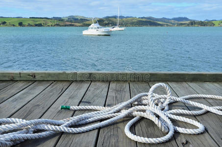 船在码头上的航行缆绳