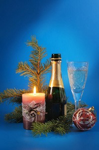 带着蜡烛和香槟的新年静物画