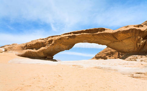 瓦迪鲁姆沙漠砂岩桥岩图片