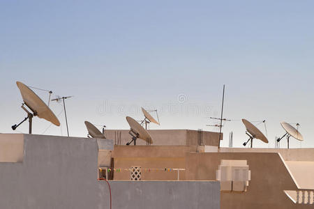 突尼斯屋顶上的卫星天线图片