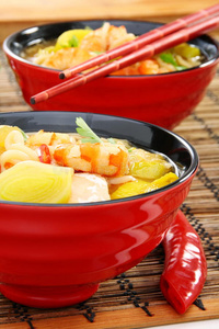虾仁鱼汤。中国菜。