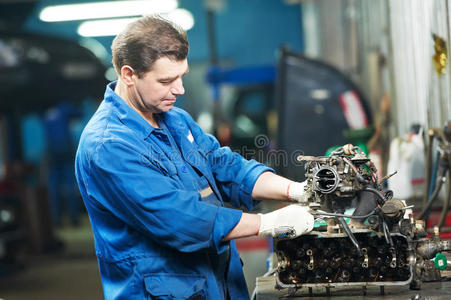 修理发动机的汽车修理工图片