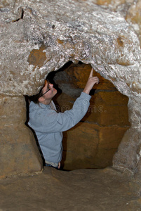 地质学家探索洞穴图片
