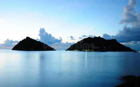 夜晚平静的大海和岛屿