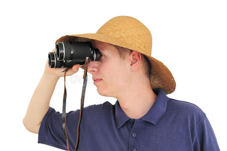 戴着望远镜和草帽的年轻人