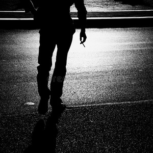 中年人抽烟图片