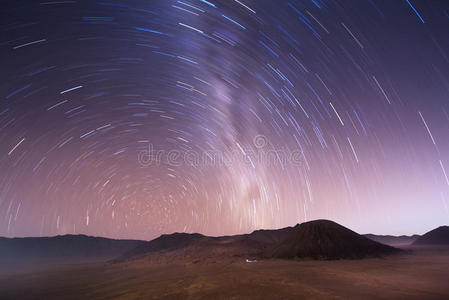 印度尼西亚布罗莫火山上空的星空