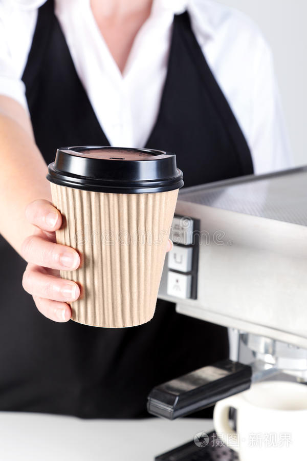 咖啡师递给你一杯咖啡