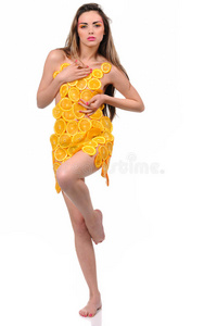 穿橙色连衣裙的年轻女子图片