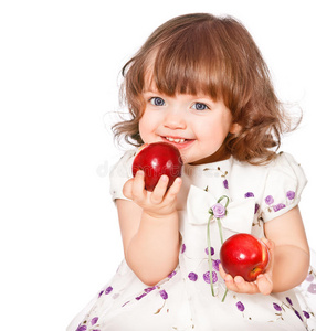 一个小女孩吃苹果的画像