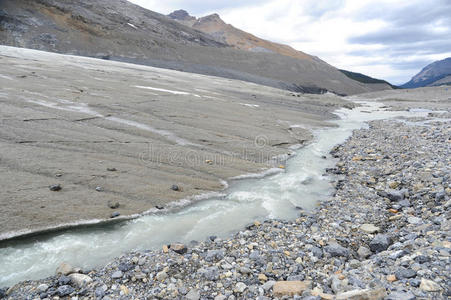 阿萨巴斯卡冰川融化边缘图片