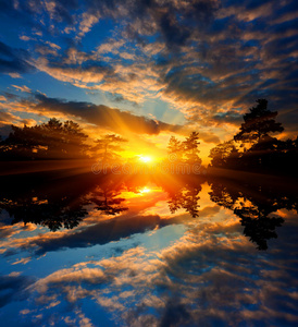 湖夕阳夏天图片