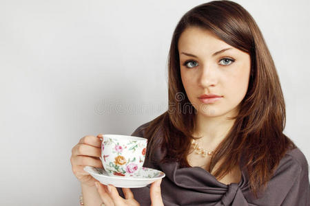 女人端着茶杯
